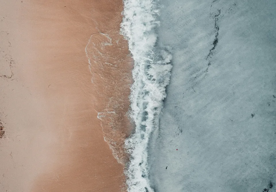 wave-washing-up-on-shore
